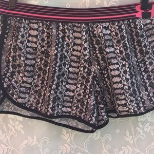 Ua heat gear snakeskin black running shorts large